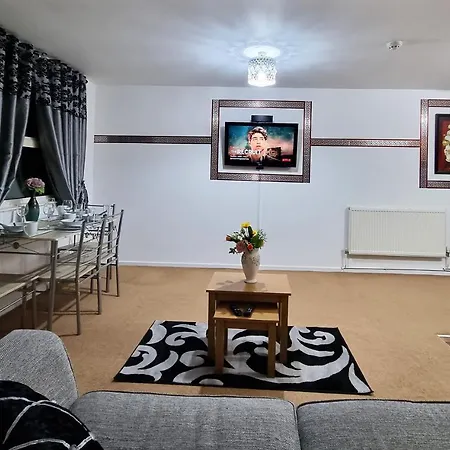 F15Gh - Stylish Home With Garden And Parking *